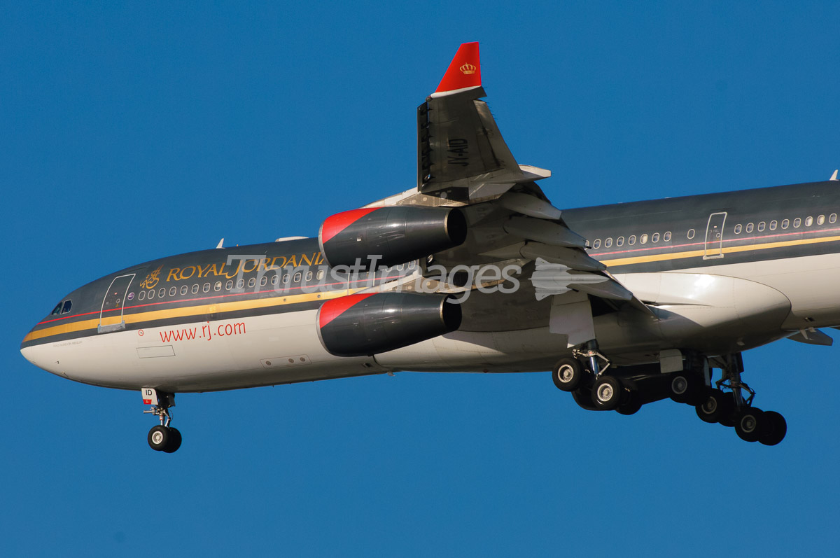 Airbus A340-211 JY-AID